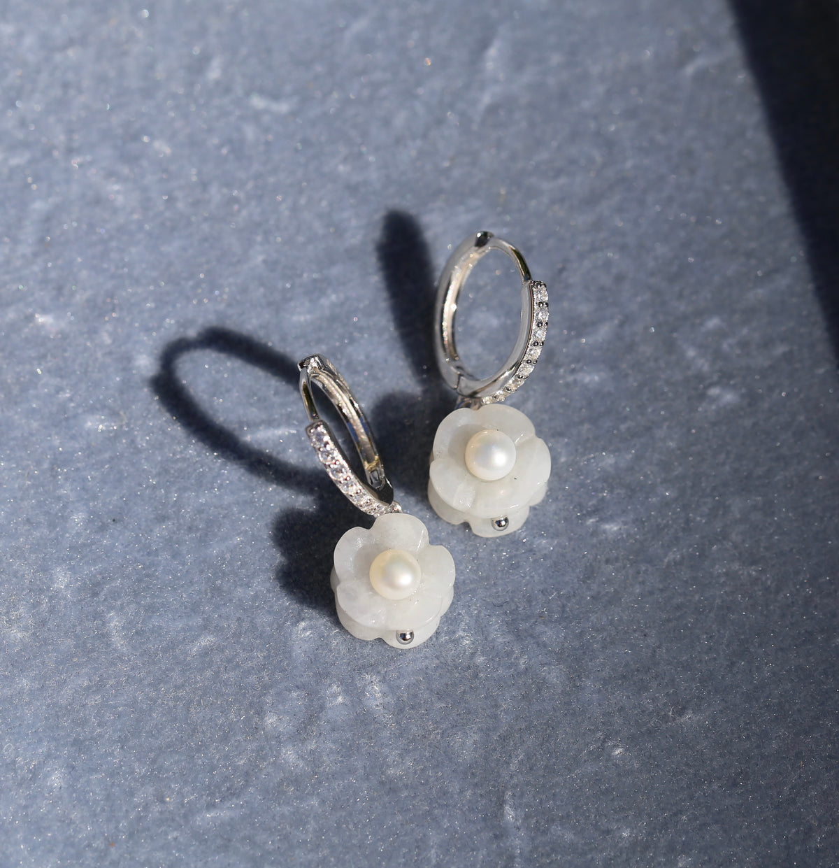 JELLY DAISY JADEITE EARRINGS - WHITE PEARL