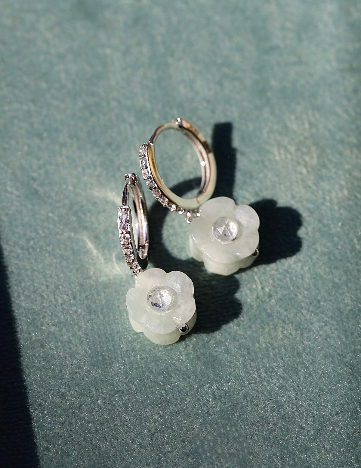 JELLY DAISY JADEITE EARRINGS IN WHITE