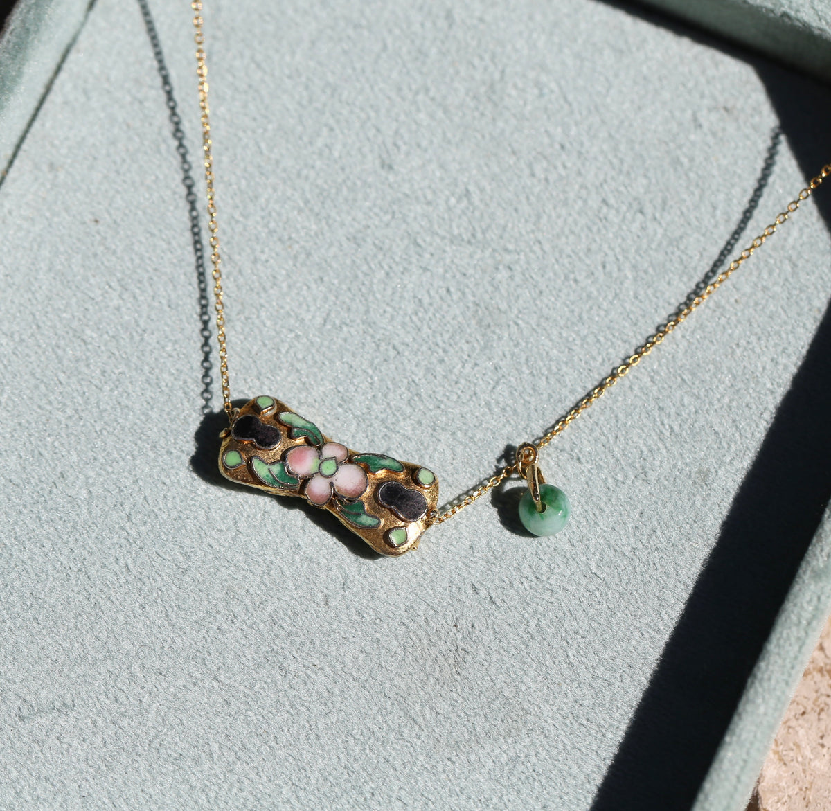 CLOISONNÉ BOW JADEITE NECKLACE