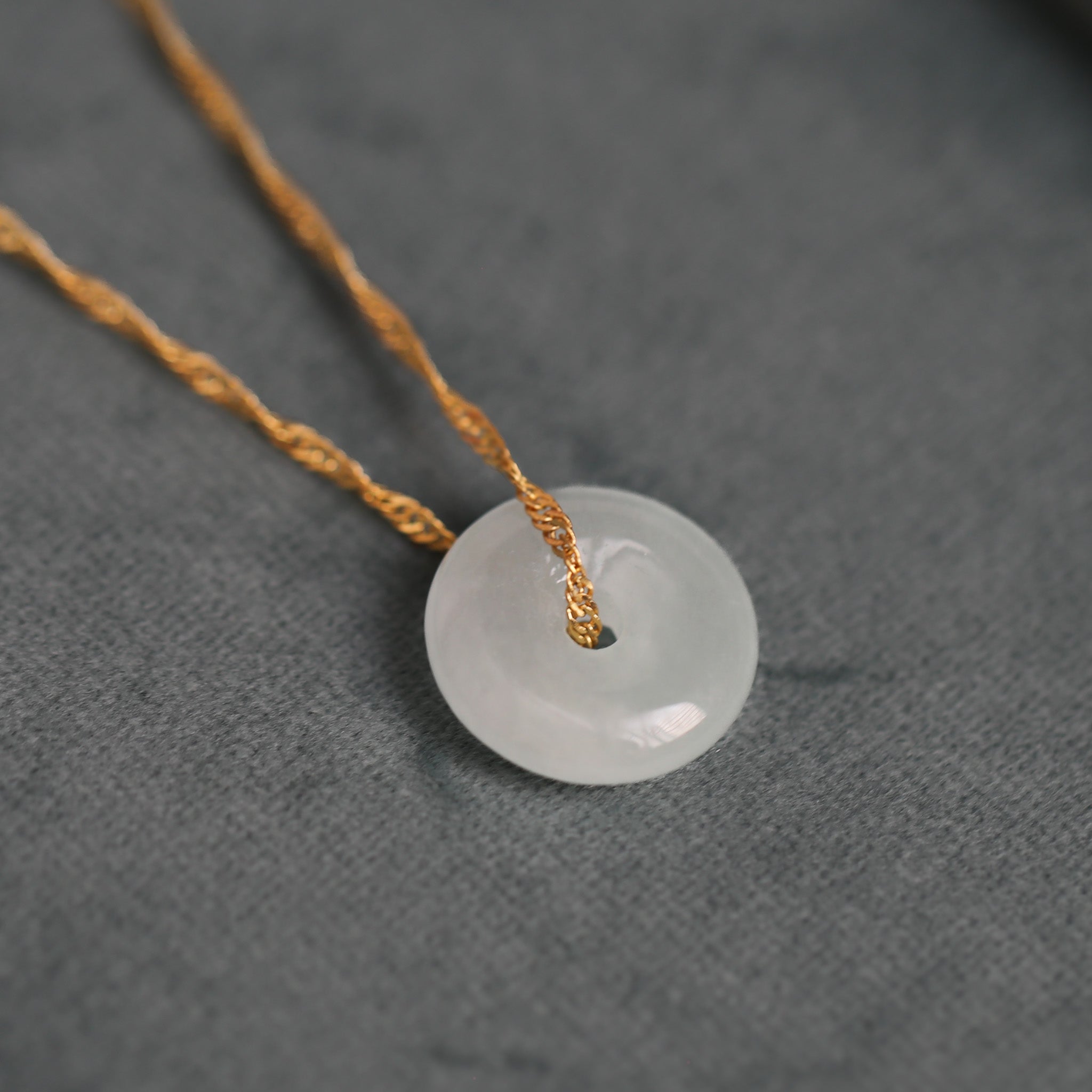 ICY JADEITE BUTTON IN APPLE GREEN